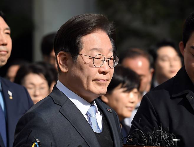 공직선거법 위반 항소심에서 무죄를 선고받은 이재명 더불어민주당 대표가 26일 오후 서울 서초구 서울고등법원에서 열린 공직선거법 위반 혐의 2심 선고 공판을 마친 후 법원을 나서고 있다. /뉴스1
