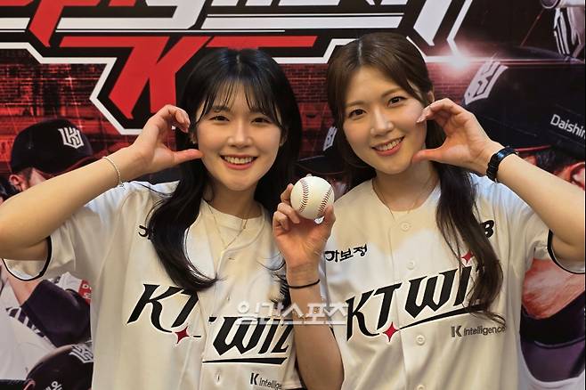 26일 수원 KT 위즈의 시구에 나선 여자컬링 대표팀 경기도청의 설예은-설예지. 수원=윤승재 기자