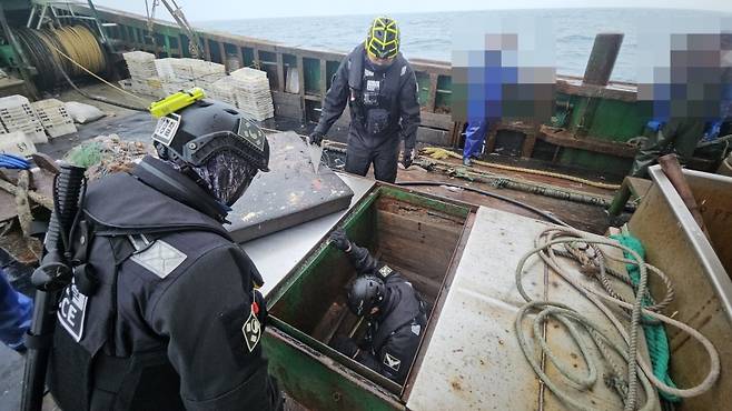 제주 해상에서 허용되지 않은 어구를 적재한 채 불법조업을 하다 적발된 중국 어선