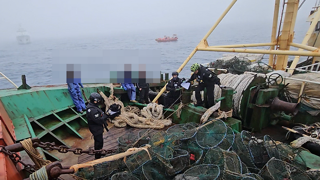 제주 해상에서 허용되지 않은 어구를 적재한 채 불법조업을 하다 적발된 중국 어선