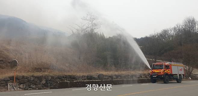 27일 경남 산청 시천면 동당마을에 살수차량이 물을 뿌리고 있다. 김정훈 기자