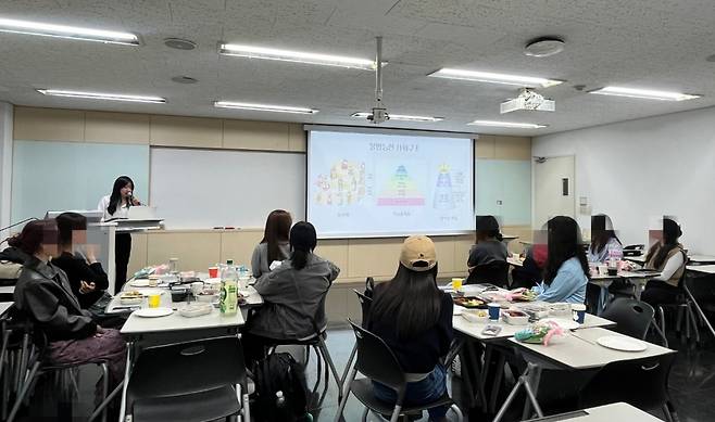 안유진 슈브 대표가 지난 25일 서울 서대문구 이화여자대학교 포스코관에서 강의하고 있다. 슈브 제공