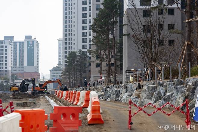 (서울=뉴스1) 이재명 기자 = 21일 서울 성북구 장위4구역 재개발 공사 현장에서 근로자들이 업무를 보고 있다. 공사비 증액 이견으로 갈등을 겪은 장위4구역 재건축 조합과 시공사 GS건설은 이날 갈등을 매듭짓고 공사중단의 상황을 피할 것으로 보인다. 2024.11.21/뉴스1 Copyright (C) 뉴스1. All rights reserved. 무단 전재 및 재배포, AI학습 이용 금지. /사진=(서울=뉴스1) 이재명 기자