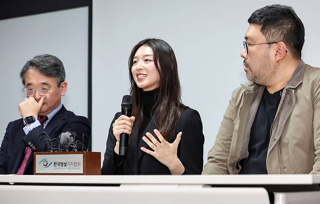 JMS(기독교복음선교회) 피해자 메이플 씨가 올해 1월9일 오후 서울 강남구 한국컨퍼런스센터에서 JMS 교주 정명석에 대한 대법원 선고(징역 17년)가 확정된 뒤 기자회견을 열고 소감을 밝히고 있다. 왼쪽부터 '반 JMS 활동가' 김도형 단국대학교 교수, 메이플, 다큐멘터리 '나는 신이다'를 제작한 조성현 PD. 정명석은 2018년 충남 금산 진산면 월명동 수련원 등에서 홍콩 국적 여성 신도 메이플을 추행하거나 성폭행하고 호주 국적 여성 신도 에이미와 한국인 여성 신도를 성추행한 혐의를 받는다. /사진=뉴스1.