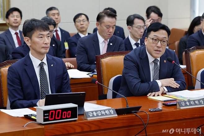 (서울=뉴스1) 안은나 기자 = 김병환 금융위원장이 18일 서울 여의도 국회에서 열린 정무위원회 제422회국회(임시회) 제1차 전체회의에 출석해 의원 질의에 답하고 있다. 왼쪽은 이복현 금감원장. 2025.2.18/뉴스1 Copyright (C) 뉴스1. All rights reserved. 무단 전재 및 재배포, AI학습 이용 금지. /사진=(서울=뉴스1) 안은나 기자