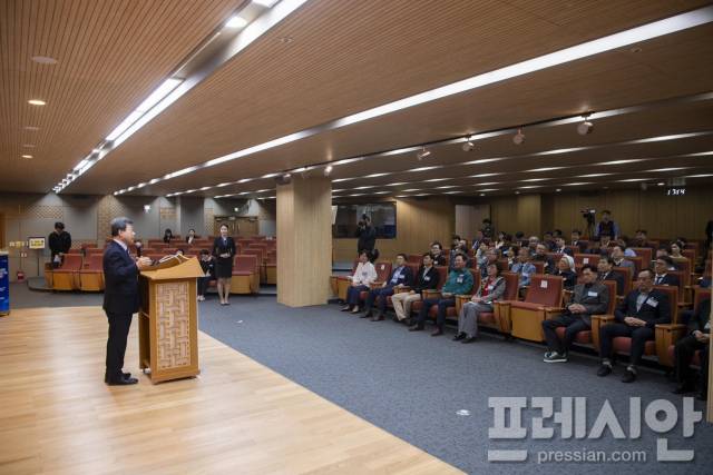 ▲지난 25일 경북도청 다목적실에서 경상북도, 경상북도의회, 협력병원(포항의료원, 동국대학교경주병원, 포항성모병원, 포항세명기독병원, 에스포항병원, 칠곡경북대학교병원, 대구파티마병원, 강릉아산병원)등 100여명이 참석한 가운데 울릉군 응급의료 강화를 위한 업무협약을 진행하고 있다. ⓒ울릉군