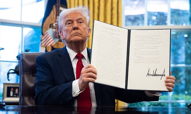 행정명령 서명 도널드 트럼프 미국 대통령이 26일(현지시간) 미국 워싱턴 백악관 집무실에서 자국에 수입되는 외국산 자동차에 대해 25%의 관세를 부과하는 행정명령에 서명한 뒤 들어보이고 있다. 워싱턴=EPA연합뉴스