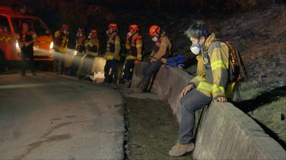 지친 산불진화대원들 - 지난 22일 경북 의성에서 발생한 산불이 사흘째 이어지고 있는 가운데 지친 진화대원들이 24일 잠시 휴식을 취하고 있다. 2025.3.24. 경북도소방본부 제공.