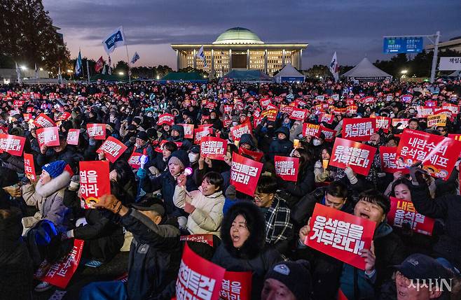 2024년 12월7일 서울 여의도에서 윤석열 대통령에 대한 탄핵소추안 가결을 요구하는 시위가 열리고 있다. ⓒ시사IN 포토