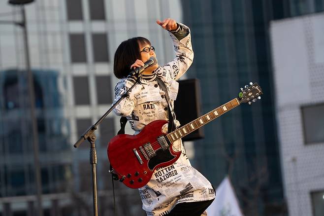 윤석열 탄핵 집회 현장에서 노래하는 김뜻돌.ⓒ윤석열즉각퇴진·사회대개혁 비상행동 제공
