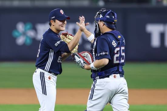 두산 베어스 마무리 투수 김택연이 지난 26일 수원 KT전에서 시즌 첫 등판에 나서 한 점 차 세이브 상황을 지켰다. 두산은 이날 승리로 개막 3연패에서 탈출했다. 두산 베어스