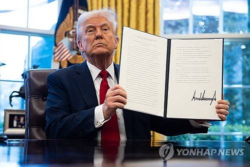 영국 매체 더선이 26일(한국시간) 4회 연속 월드컵 본선 진출에 성공한 이란이 2026 국제축구연맹(FIFA) 북중미 월드컵(캐나다-미국-멕시코 공동개최)에 출전하지 못할 가능성을 제기했다. 연합뉴스