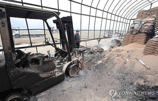 잿더미 돼버린 농기계 (안동=연합뉴스) 천경환 기자 = 27일 화마가 온 마을을 삼켜 쑥대밭이 된 안동 임하면. 한 농민이 불에 탄 농기계를 보고 망연자실 하고 있다. 2025.3.27 kw@yna.co.kr