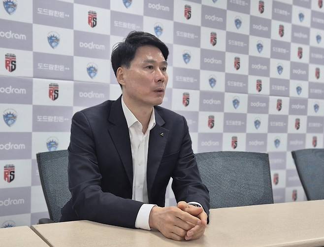 현대건설 강성형 감독 (대전=연합뉴스) 김경윤 기자 =강성현 현대건설 감독이 27일 대전 충무체육관에서 열리는 2024-2025 프로배구 V리그 여자부 플레이오프 2차전 정관장과 원정 경기를 앞두고 인터뷰하고 있다. 2025.3.27. cycle@yna.co.kr