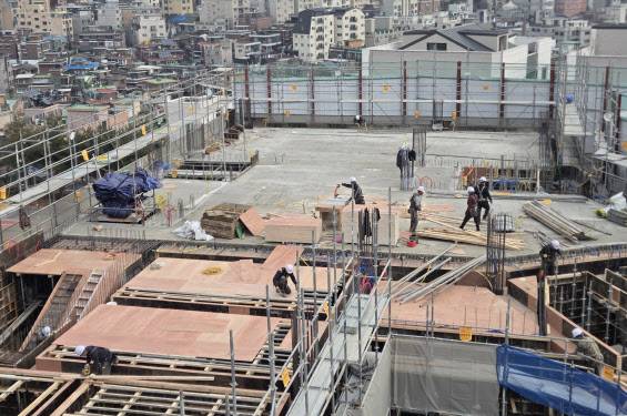 서울의 한 건설 현장에서 작업자들이 자재를 옮기고 있다.(사진=연합뉴스)