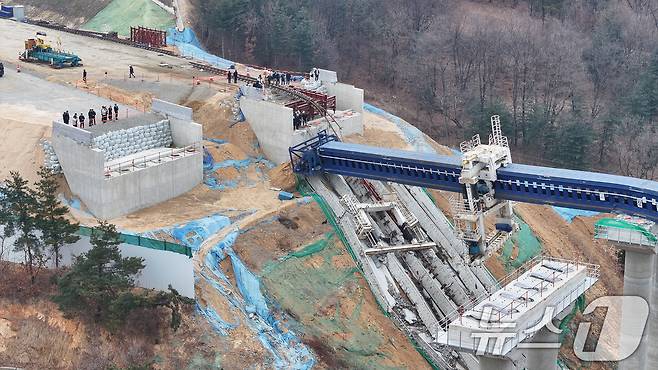 28일 경기 안성시 서운면 산평리 서울-세종고속도로 9공구 교량 상판 붕괴 사고현장.(공동취재) 2025.2.28/뉴스1 ⓒ News1 김영운 기자