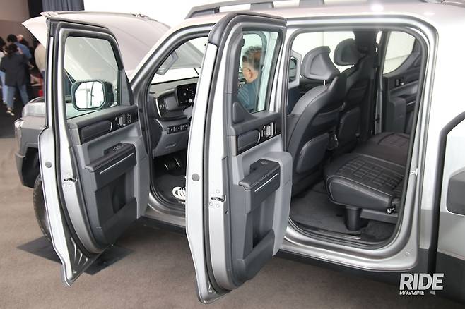 와이드 도어 오픈 힌지 구조로 뒷문이 앞문보다 더 넓게 열린다