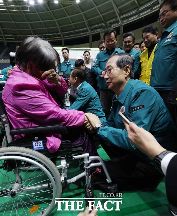 한덕수 대통령 권한대행 국무총리가 28일 경북 안동시 안동실내체육관에 마련된 산불 주민대피소를 방문해 이재민을 위로하고 있다. /뉴시스