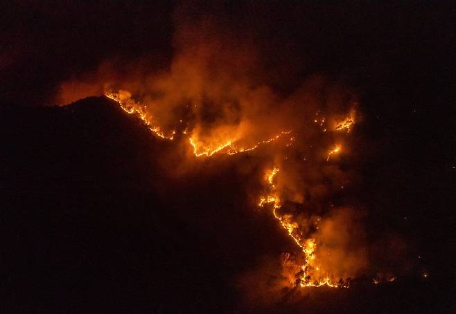 26일 밤 경북 청송군 주왕산국립공원에 불길이 솟아오르고 있다. 뉴시스