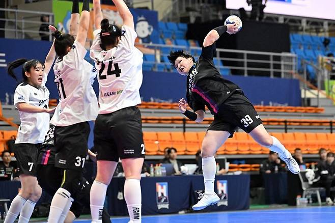 부산시설공단 이혜원이 점프슛을 하고 있다. 한국핸드볼연맹 제공