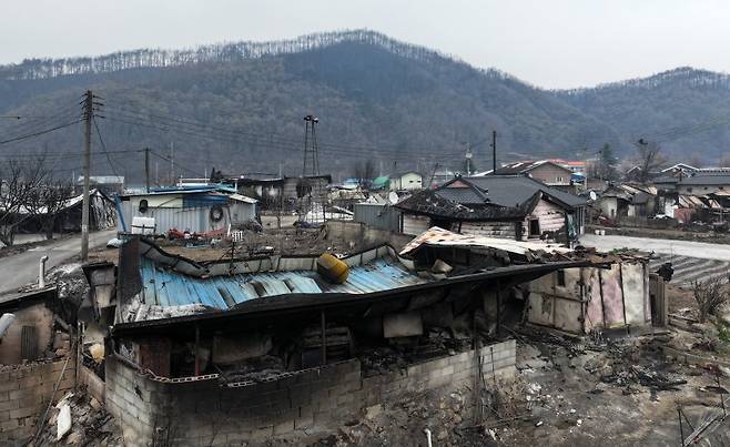 산불이 이어지고 있는 27일 경북 영양군의 한 마을에 화마의 흔적이 보이고 있다. 뉴스1