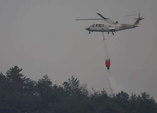 28일 오전 경북 영양군 석보면 일대에서 산불진화 헬기가 방수 작업을 하고 있다. 연합뉴스