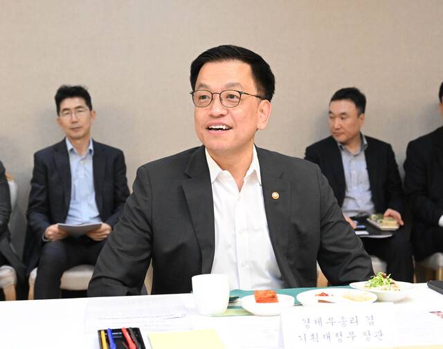 최상목 부총리 겸 기획재정부 장관이 27일 서울 종로구 정부서울청사에서 열린 일자리 창출 우수 9개 기업 대표 오찬간담회에서 발언하고 있다. 기재부 제공