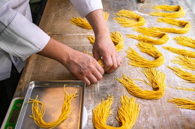 김낙영 셰프가 서울 마포구 '서교난면방'의 주방에서 난면을 만들고 있다. 이탈리아 요리를 전공한 그는 한국 옛 조리서에 나오는 난면에 착안해 파스타 같기도 하고 국수 같기도 한 독특한 면 요리를 만들어 낸다.