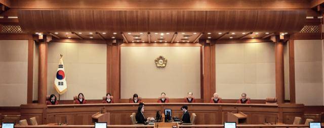 지난 27일 오전 서울 종로구 헌법재판소에서 문형배(왼쪽 다섯 번째) 헌법재판소장 권한대행 등 헌법재판관들이 이날 열린 헌법소원심판사건 선고를 위해 심판정에 앉아 있다. 최주연 기자