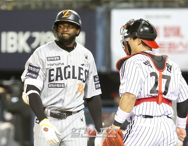 2025 KB0리그 프로야구 LG트윈스와 한화이글스의 경기가 25일 오후 서울 잠실야구장에서 열렸다. 4회초 무사 1루 플로리얼이 삼진으로 물러나고 있다. 잠실=김민규 기자 mgkim1@edaily.co.kr