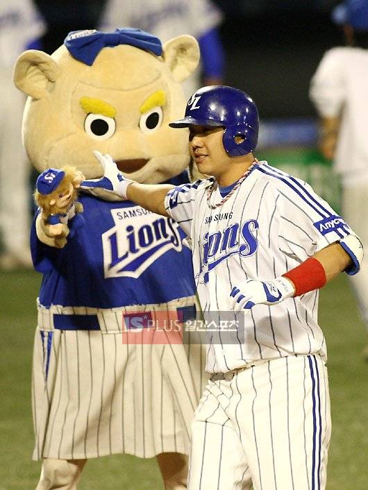 2008년 플레이오프에서 홈런을 치고 돌아오는 삼성 박진만을 축하하는 사순이. 사순이는 17년 뒤 삼성의 응원단장으로 그라운드를 누비고 있다. IS 포토