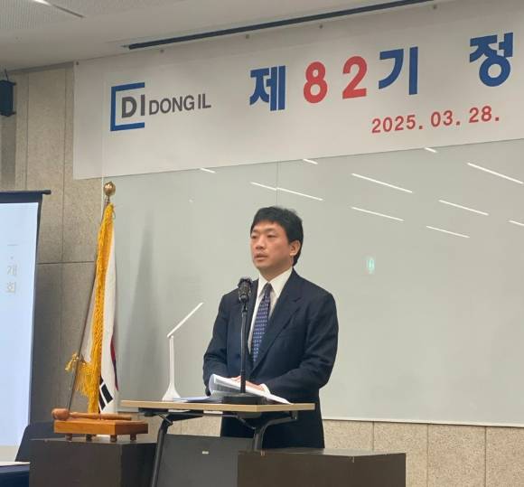 서태원 DI동일 대표이사 부회장이 28일 오전 서울특별시 강남구 섬유센터빌딩에서 열린 DI동일 정기 주주총회에서 의장으로 발언하고 있다.