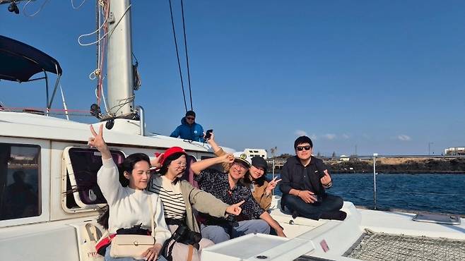 대만 여행업계 팸투어단이 제주 차귀도 요트 체험을 하고 있다. (제주관광공사 제공)
