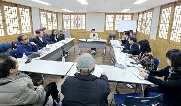 지난 21일 뚝섬한강공원 테니스장에서 발생한 이른바 ‘갑질 운영’ 문제 해결을 위해 서울시 미래한강본부 및 테니스장 이용자들과 함께 정책 간담회를 개최한 김혜영 의원