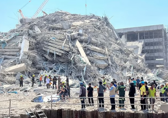 28일(현지시간) 오후 12시 50분경 미얀마 중부 내륙에서 규모 7.7의 지진이 발생했다. 사진은 지진으로 무너져 내린 미얀마의 한 건물. 로이터 연합뉴스