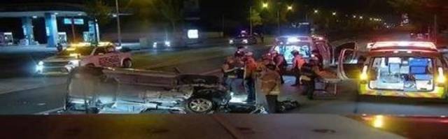 지난해 6월27일 전북 전주시 덕진구 여의동 호남제일문 사거리에서 포르쉐 음주운전 차량과 부딪힌 스파크 차량이 뒤집히는 사고가 나 119 구급대가 환자들을 이송하고 있다. 사진 제공=전북소방본부