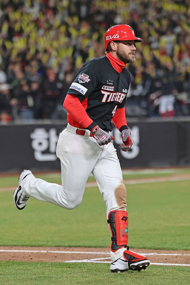 KIA 위즈덤이 28일 대전 한화생명 볼파크에서 열린 한화전에서 신구장 1호포를 터트린 뒤 주루하고 있다. KIA 타이거즈 제공
