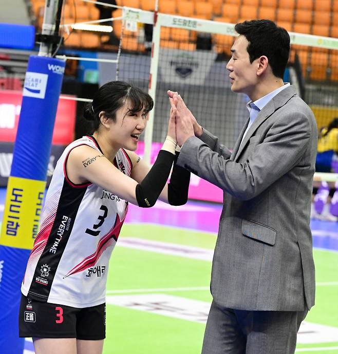고희진(오른쪽) 정관장 감독과 염혜선. /사진=한국배구연맹(KOVO) 제공