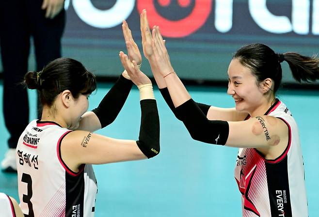 표승주(오른쪽)가 득점 후 염혜선과 함꼐 기뻐하고 있다. /사진=한국배구연맹(KOVO) 제공