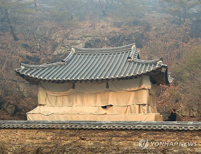 방염포 덕분에 소실 피한 안동 만휴정 (안동=연합뉴스) 손형주 기자 = 지난 26일 오전 경북 안동시 길안면 만휴정에 방염포가 덮여 있다. 만휴정은 방염포 덕분에 다행히 큰 피해를 보지 않았다. '미스터 선샤인' 촬영지로도 유명한 이곳은 경상북도 문화유산자료로 지정돼 있다. 2025.3.28 handbrother@yna.co.kr