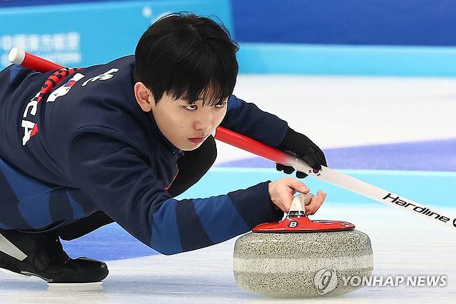 이재범 '초집중' (하얼빈=연합뉴스) 서대연 기자 = 14일 중국 하얼빈 핑팡 컬링 아레나에서 열린 하얼빈 동계아시안게임 남자 컬링 결승전 한국과 필리핀의 경기에서 이재범이 투구하고 있다. 2025.2.14 dwise@yna.co.kr