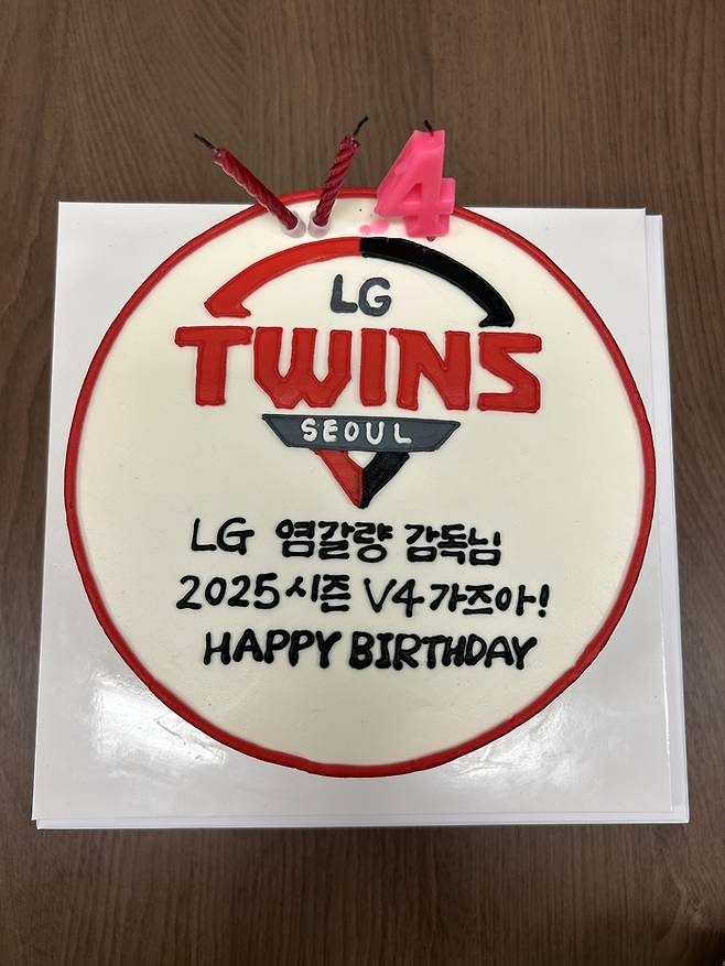 LG 선수들이 염경엽 감독에게 선물한 생일 축하 케이크. 사진 | LG 트윈스