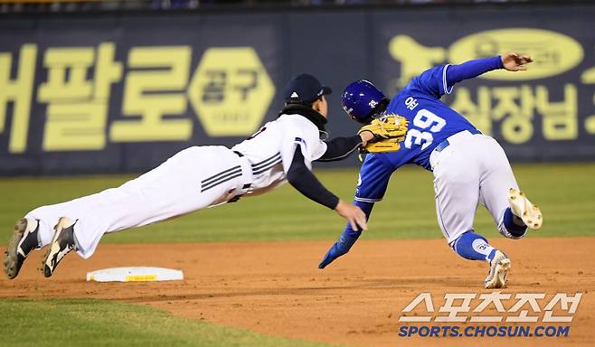 판단하기 애매했던 삼성 김성윤의 2루 도루 장면.