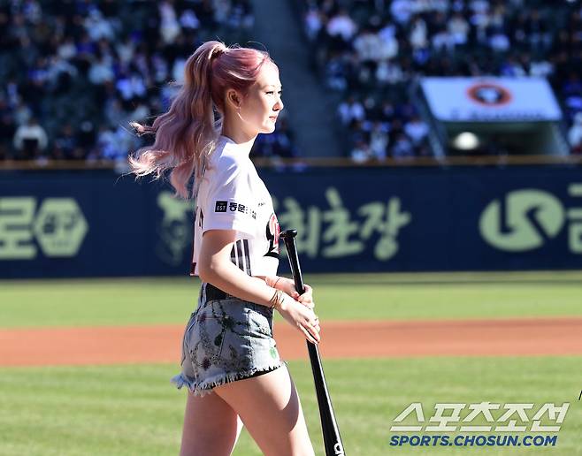 29일 잠실야구장에서 열린 KBO리그 두산과 삼성의 경기. 걸그룹 베이비몬스터가 시구-시타를 했다. 시타하는 라미.