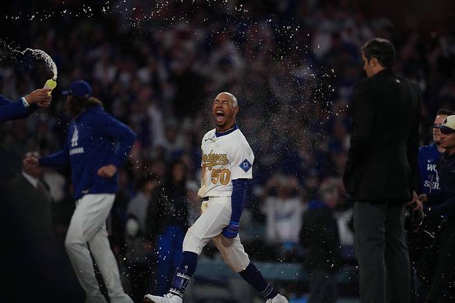 무키 베츠가 연장 10회 끝내기 홈런포를 터뜨린 뒤 동료들의 세리머니를 받으며 포효하고 있다. Imagn Images연합뉴스