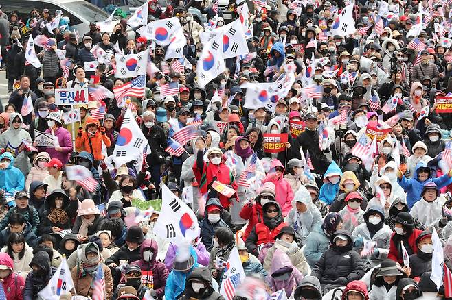 29일 오후 서울 광화문광장에서 자유통일당과 대한민국바로세우기운동본부가 주최한 '자유 통일을 위한 국민 대회'에서 참석자들이 태극기를 흔들며 윤석열 대통령 탄핵 반대 구호를 외치고 있다. /박성원 기자