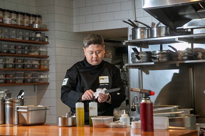 디핀 옥수에서 윤남노 셰프가 요리를 하고 있다. /장련성 기자