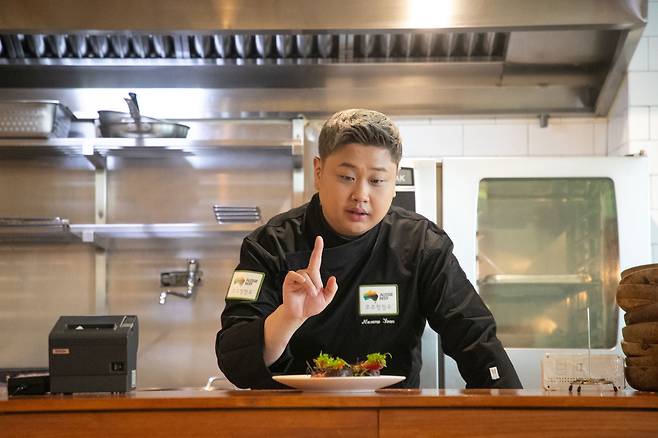 윤남노 셰프가 호주청정우로 만든 스테이크 요리에 대해 설명을 하고 있는 모습. 진한 육향 사이 달콤짭짤한 소스가 올려져 있는 것이 특징이다. /장련성 기자