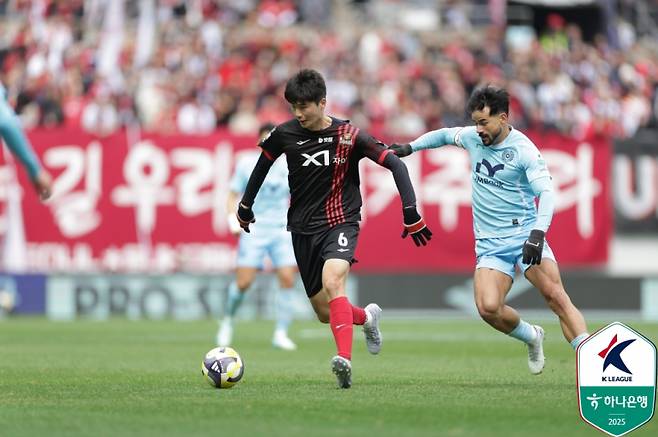 29일 서울월드컵경기장에서 열린 서울과 대구의 K리그1 6라운드. 서울 기성용과 대구 세징야가 경합을 벌이고 있다. 사진=프로축구연맹