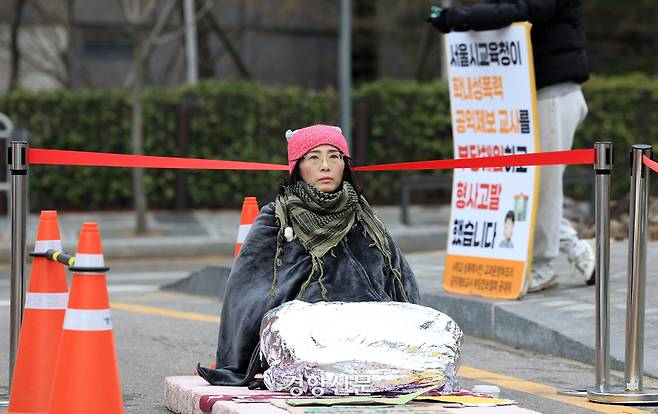 지난 3월 5일 오전 지혜복 교사가 서울 종로구 서울시교육청 앞 길바닥에 앉아 농성을 하고 있다. 서성일 선임기자